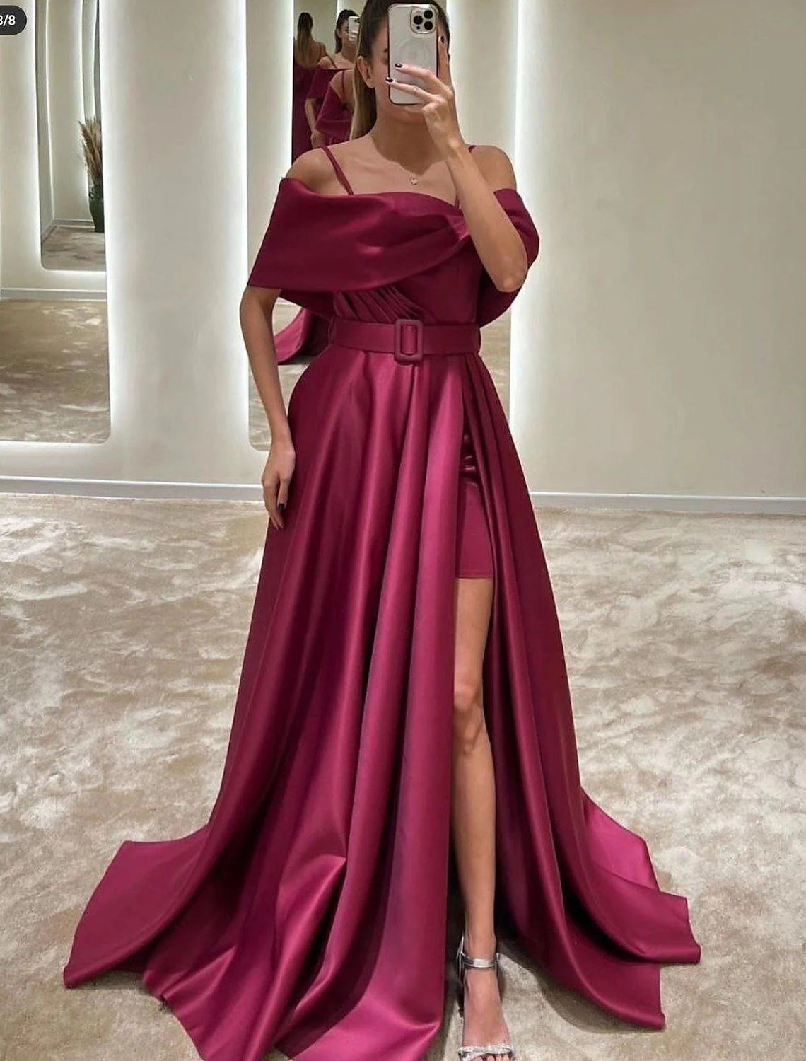 Vestido de noche elegante de corte A, formal, largo hasta el suelo, sin mangas, hombros descubiertos, satén con cristales, abertura con tirantes