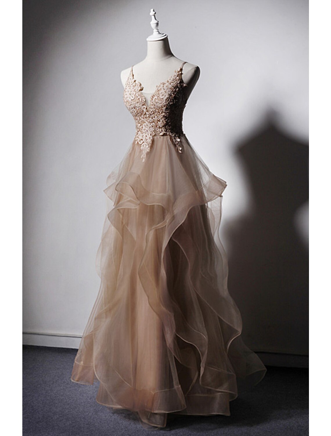 Abiti da ballo a trapezio con schiena scoperta, abiti da cerimonia formali, lunghezza al pavimento, senza maniche, spalline sottili, in pizzo con applicazioni di volant