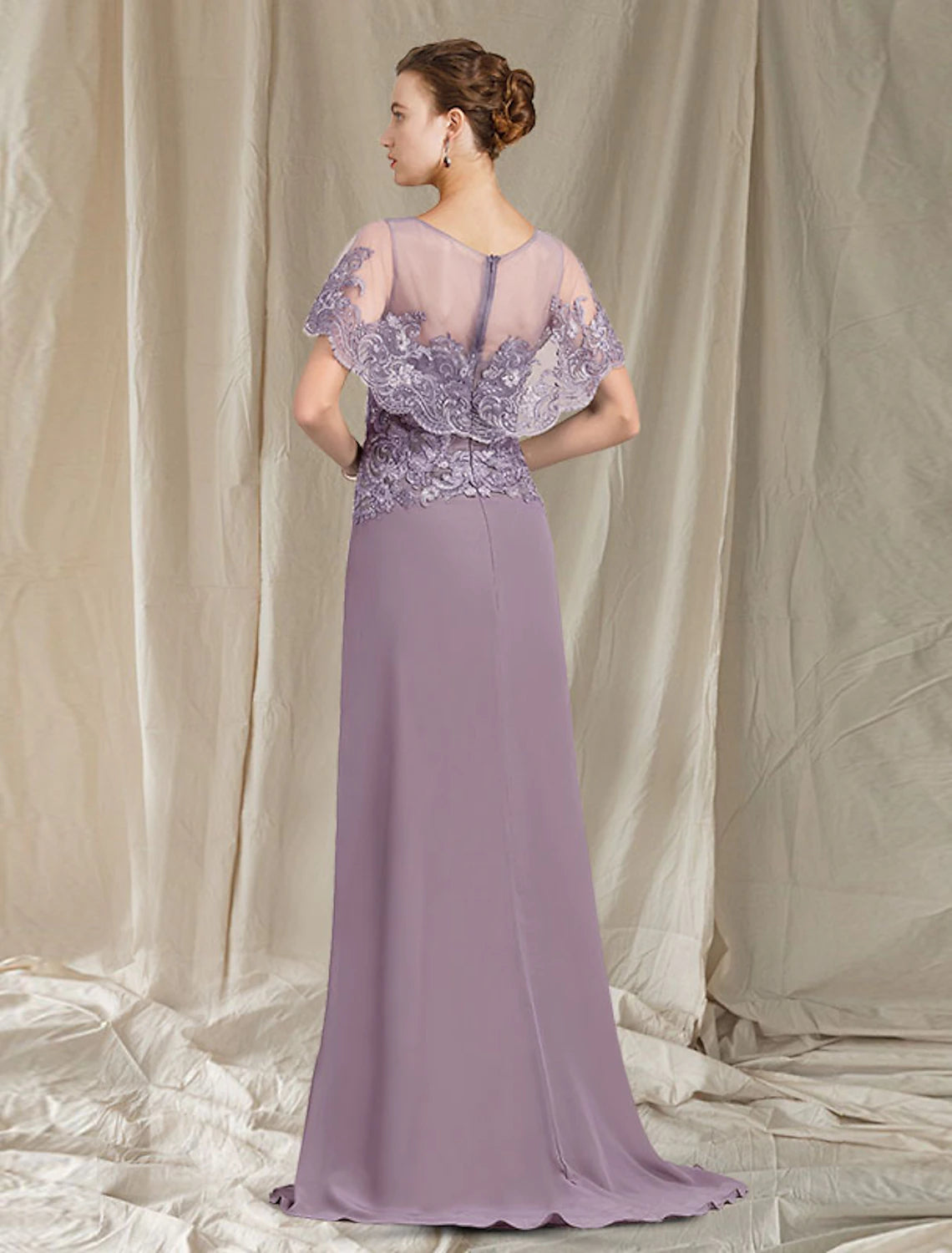 Vestido de madre de la novia con corte tubo/columna, elegante, escote joya, cola larga/cepillo, gasa, encaje, sin mangas, con volantes y apliques