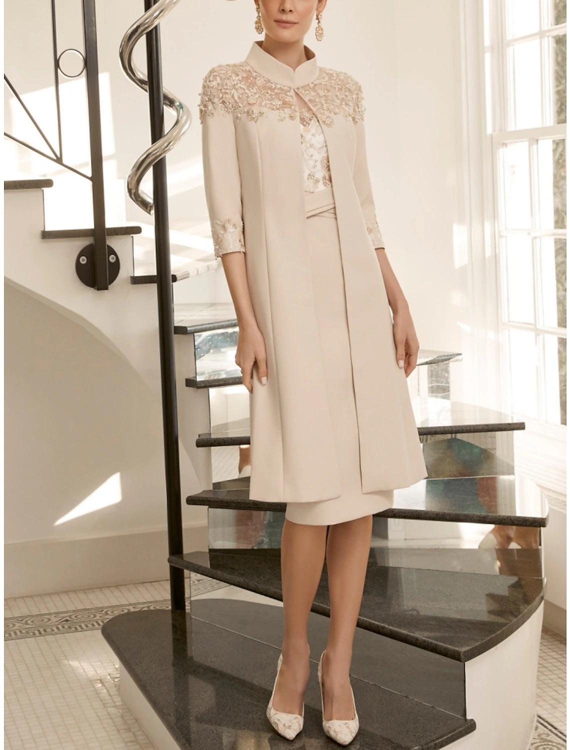 Abito da cerimonia per la madre della sposa in due pezzi, con scollo a V, lunghezza al ginocchio, in tessuto, maniche corte, con pizzo, perline e paillettes