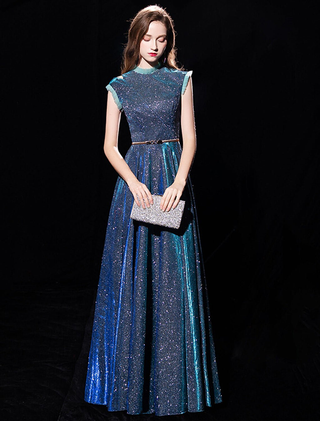 Abito da sera formale elegante a trapezio, scintillante e brillante, con collo alto, senza maniche, lunghezza pavimento, in tulle con fascia/nastro