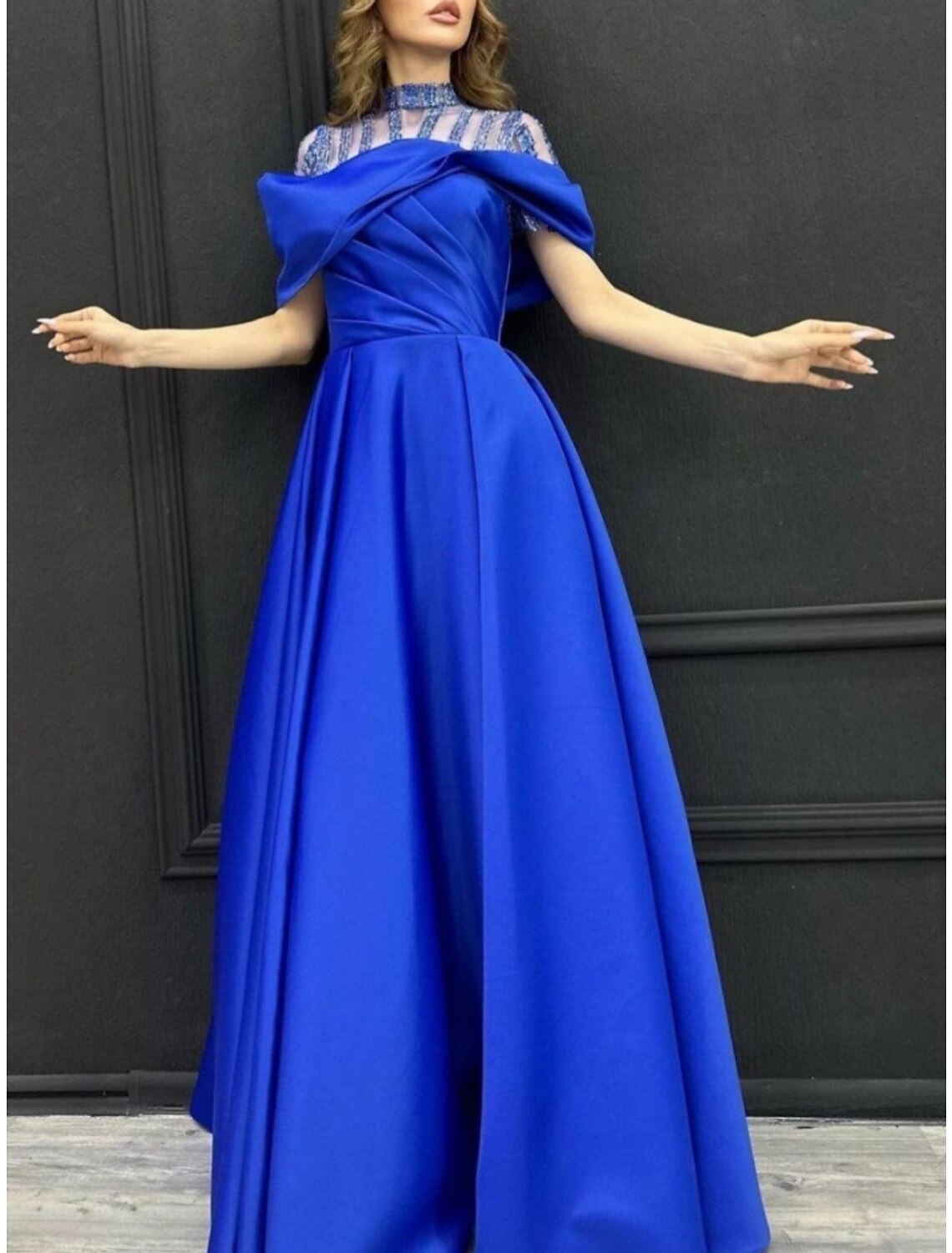 Abito da sera a trapezio, elegante, formale, con strascico a ruota, manica corta, collo alto, raso con pieghe e cristalli