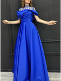 Vestido de noche elegante de corte A, formal, con cola larga y mangas cortas, cuello alto, satén con pliegues y cristales.