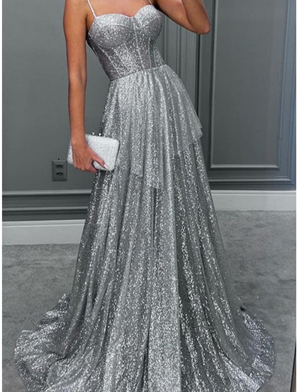 Vestido de noche elegante de corte A, formal, con cola larga y sin mangas, tirantes finos, lentejuelas y pliegues brillantes.