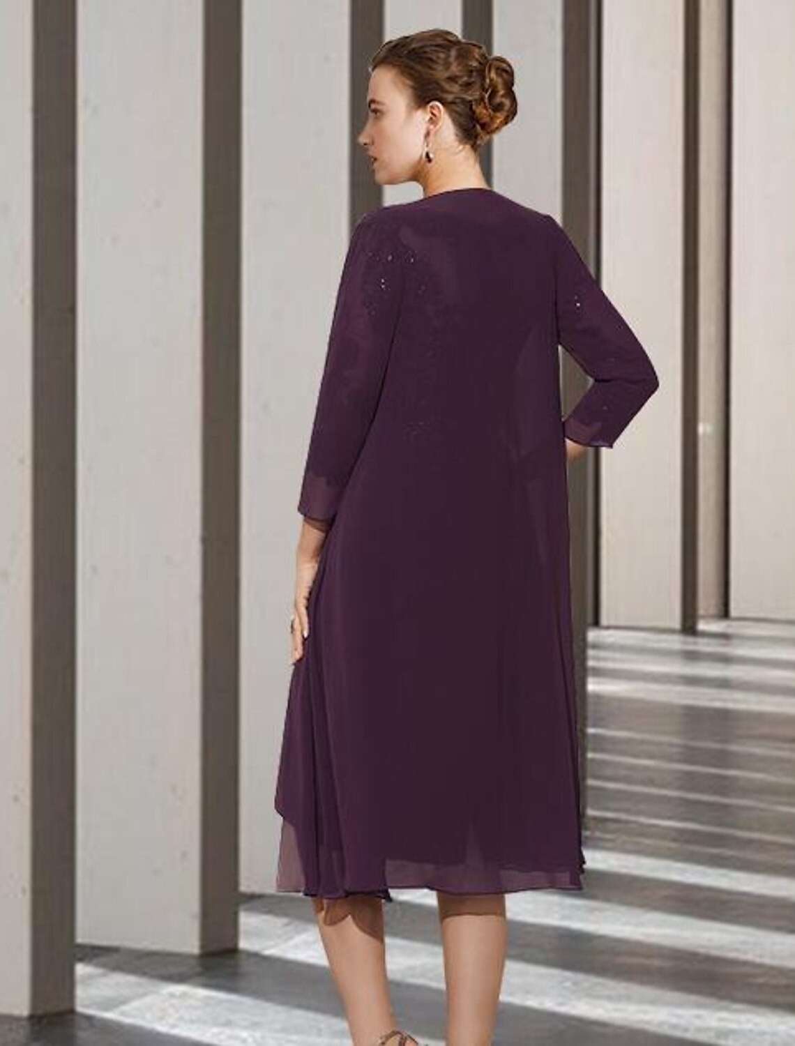 Vestido elegante de dos piezas para madre de la novia, corte A, para iglesia, cuello joya, largo hasta la rodilla, de gasa, con encaje, mangas 3/4, chaqueta y apliques de cuentas.