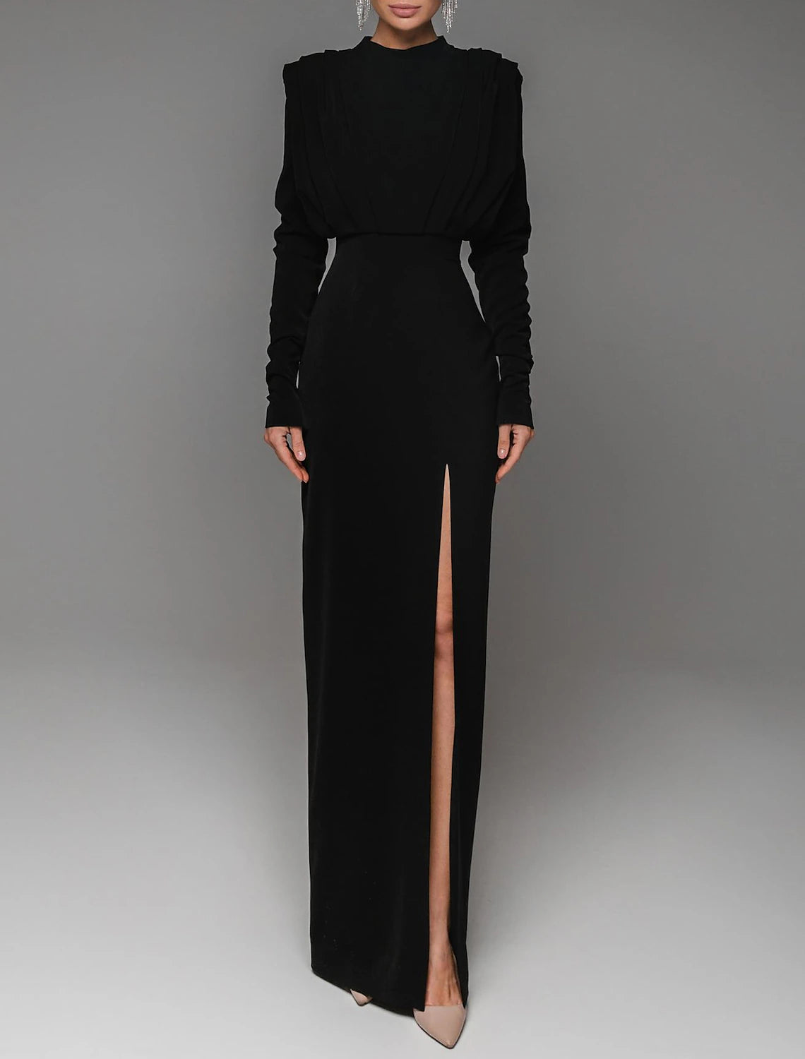 Abito da sera a tubino, elegante, formale, rosso, verde, lungo, manica lunga, collo alto, tessuto con spacco arricciato