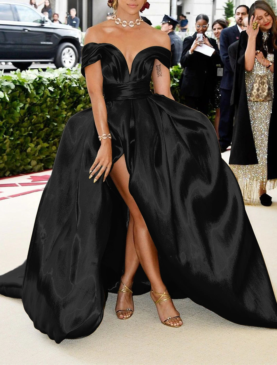 Abito da sera a trapezio, stile celebrità, abito da carnevale, Natale, rosso, verde, lunghezza pavimento, senza maniche, spalle scoperte, in raso con arricciature, 2025