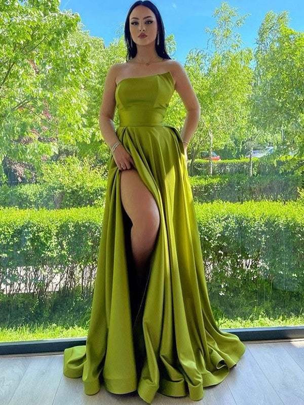 Abiti da principessa/a in charmeuse con arricciature, senza spalline e maniche, con strascico a ruota