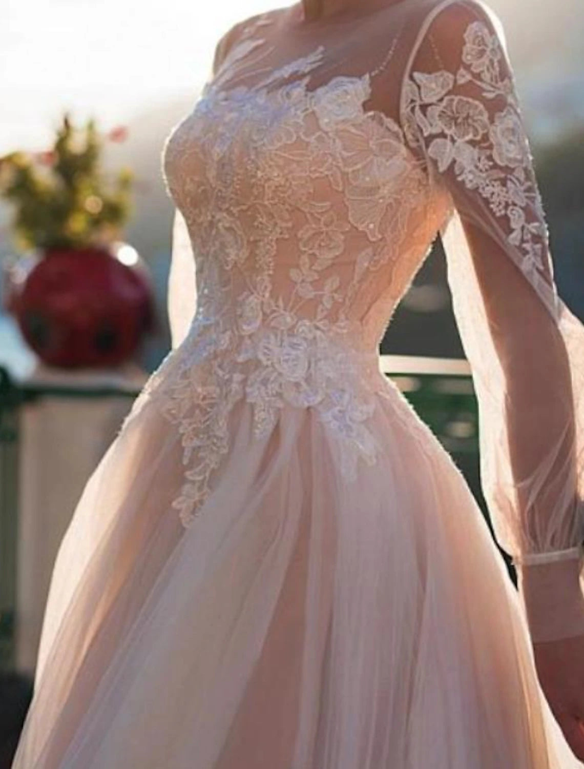 Vestidos de novia de playa a color, corte A, escote ilusión, manga larga, cola larga, encaje y apliques bordados.