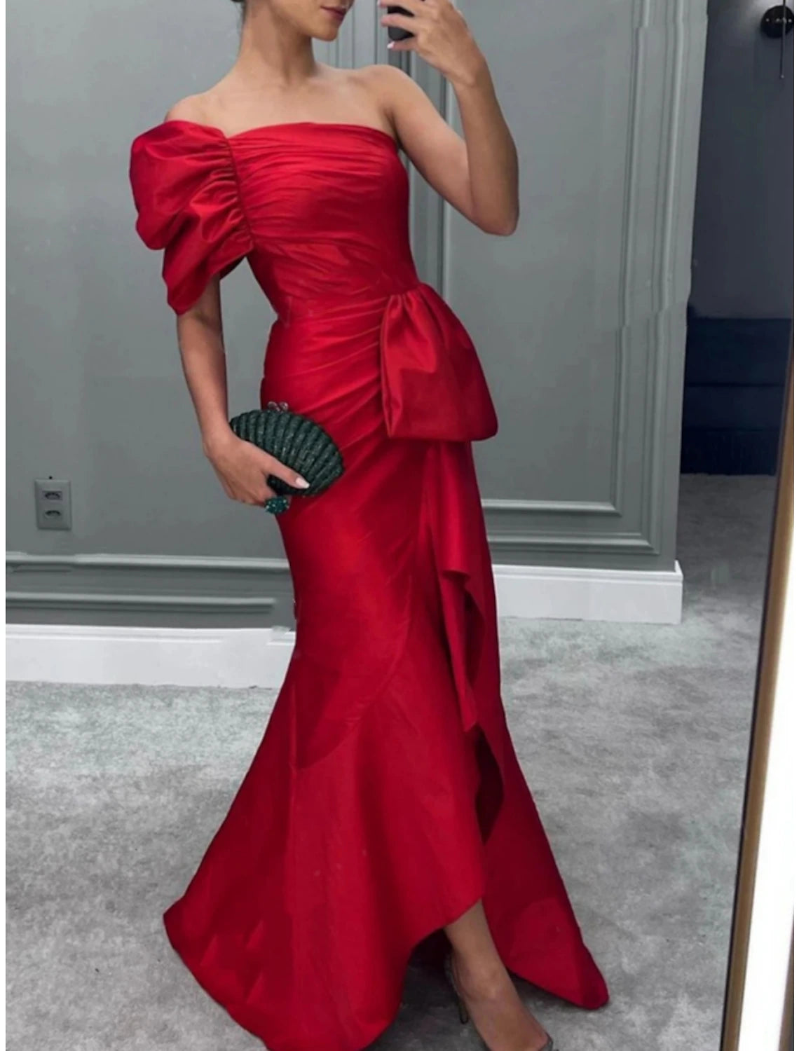 Abito da sera a sirena/tromba, elegante, formale, rosso/verde, natalizio, con strascico a spazzola, manica corta, monospalla, in raso con balze arricciate 2025