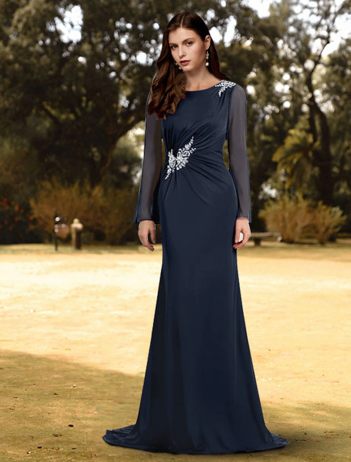 Vestido de noche estilo imperio con corte tubo/columna para invitada de boda, formal, de noche, con cola larga, cuello joya, de gasa con faja/cinta, color puro, con flores en los hombros.