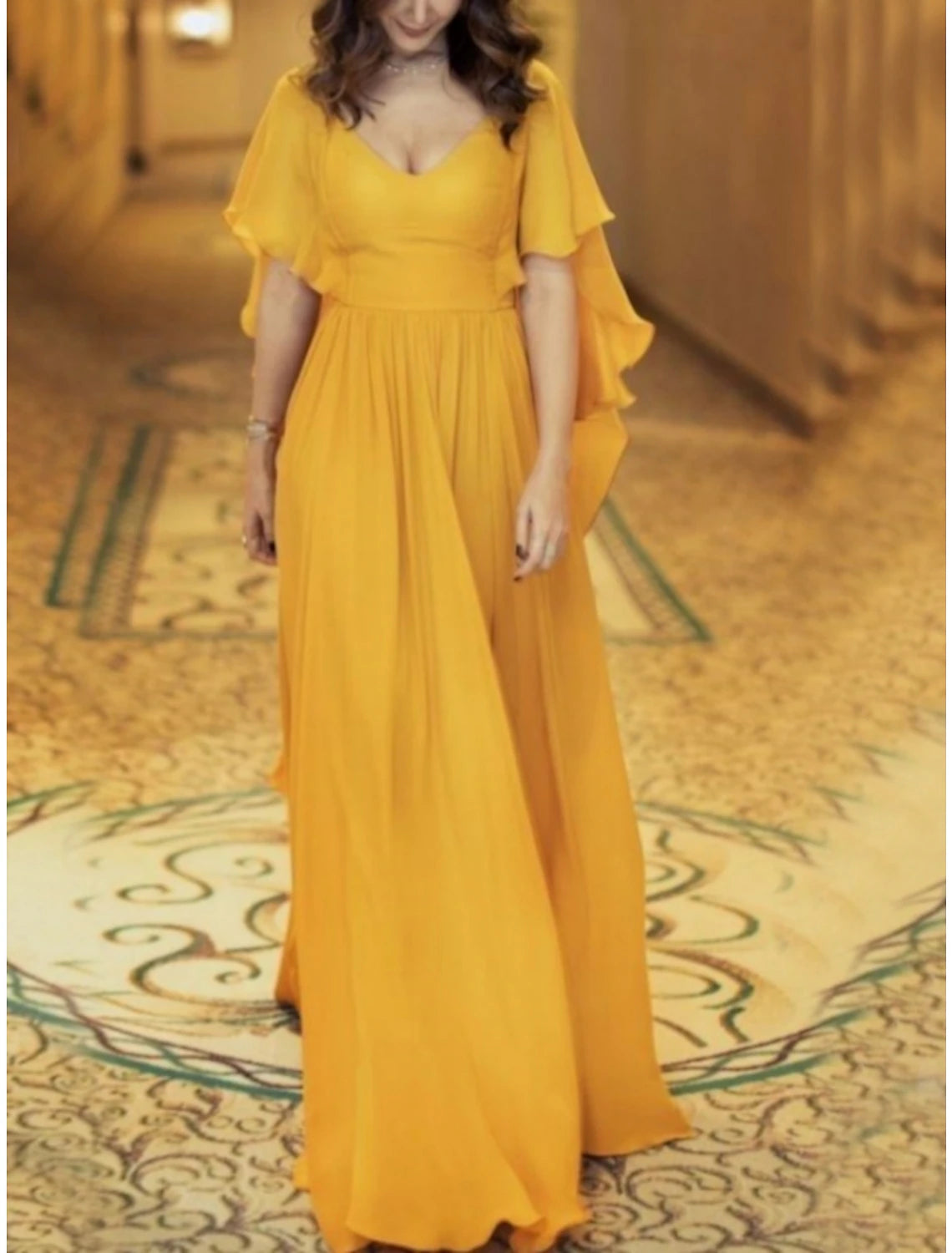 Vestidos de novia con corte tubo/columna, vestido con vuelo, vestido de novia largo hasta el suelo, manga corta, escote en V, gasa con pliegues y volantes