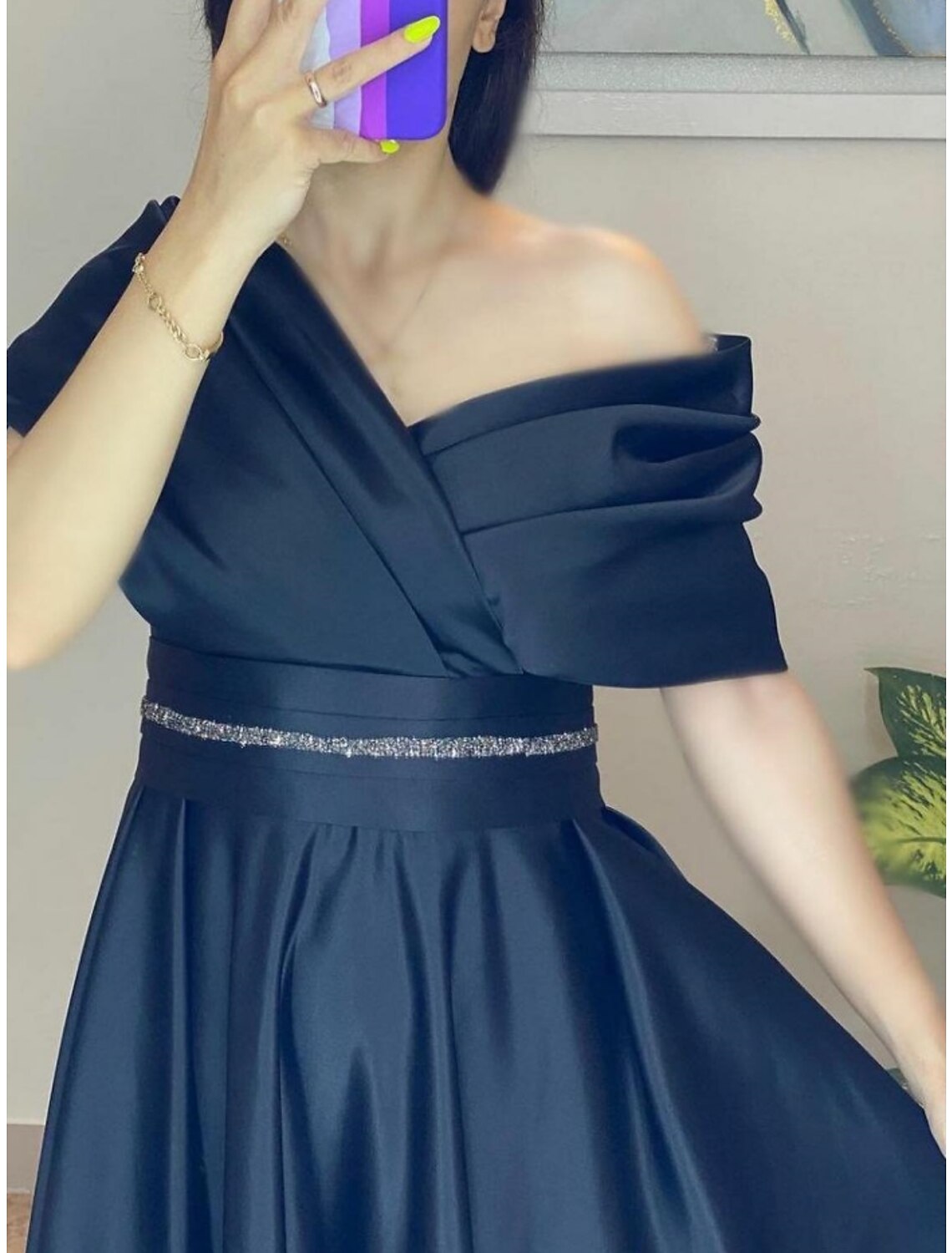 Abito da sera a trapezio, elegante, formale, con strascico a ruota, rosso e verde, a maniche corte, in raso con pieghe e cristalli