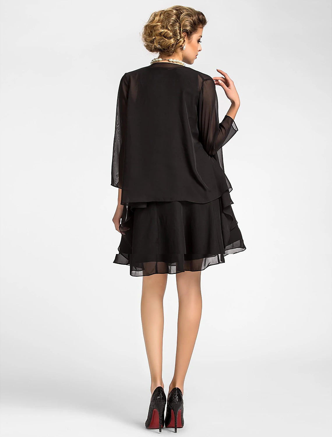 Abito da madre della sposa a trapezio con scollo gioiello, lunghezza al ginocchio, in chiffon, maniche a 3/4 con drappeggio