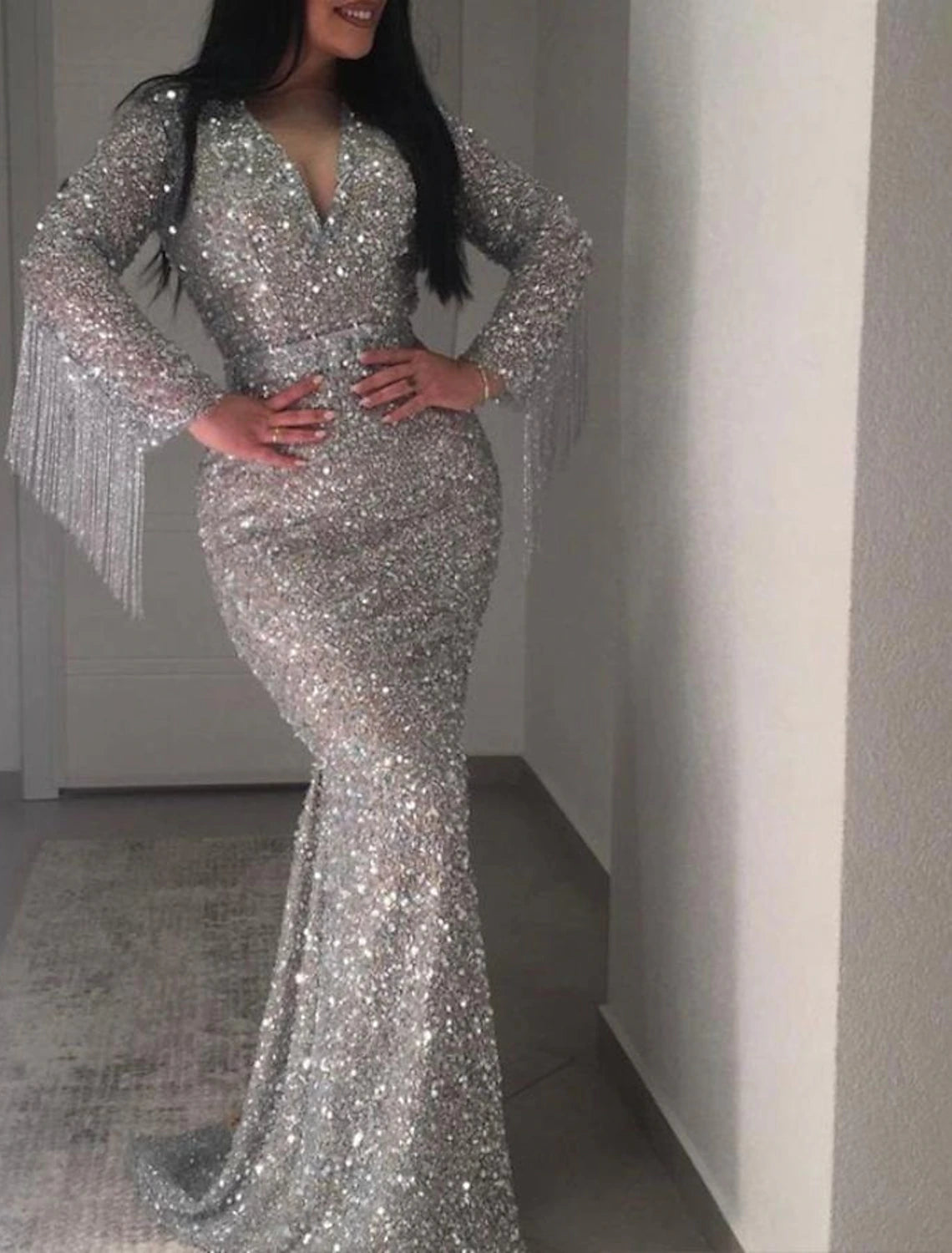 Abito da sera a sirena/tromba, scintillante e brillante, da cerimonia, con strascico a ruota, manica lunga, scollo a V, paillettes, frange e nappe