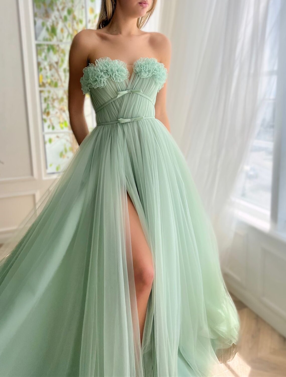 Vestido de noche de corte A, floral, para invitados de boda, formal, con cola, sin mangas, sin tirantes, de tul con lazo(s), abertura