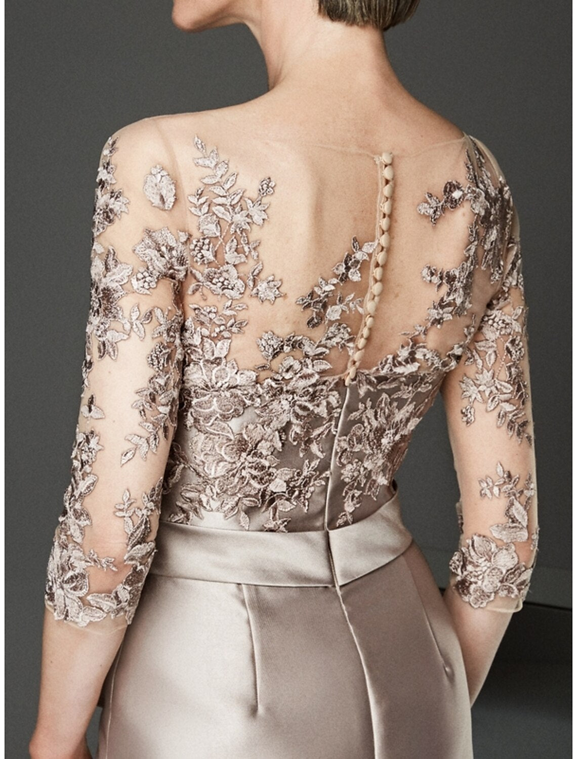 Abito da cerimonia per la madre della sposa, a tubino, elegante, in tulle satinato, con scollo a barchetta, lunghezza al ginocchio, con maniche a mezza manica e volant in perline