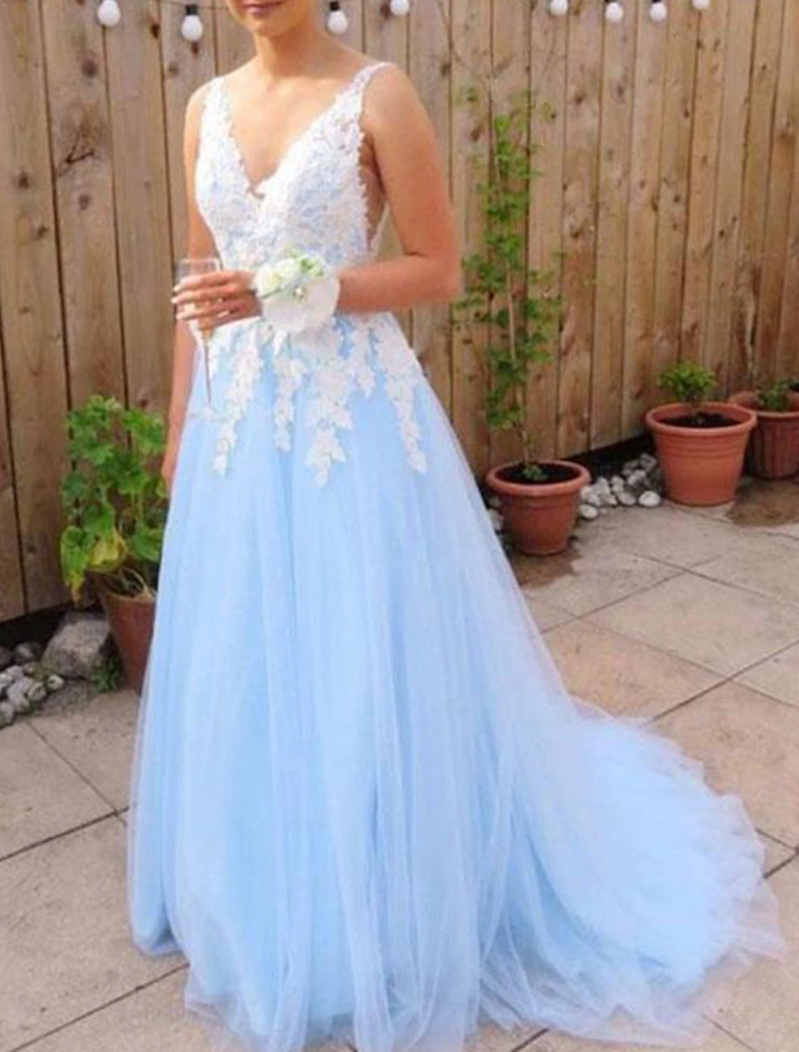 Abito da ballo in tulle con scollo a V, senza maniche, stile principessa, con strascico e applicazioni