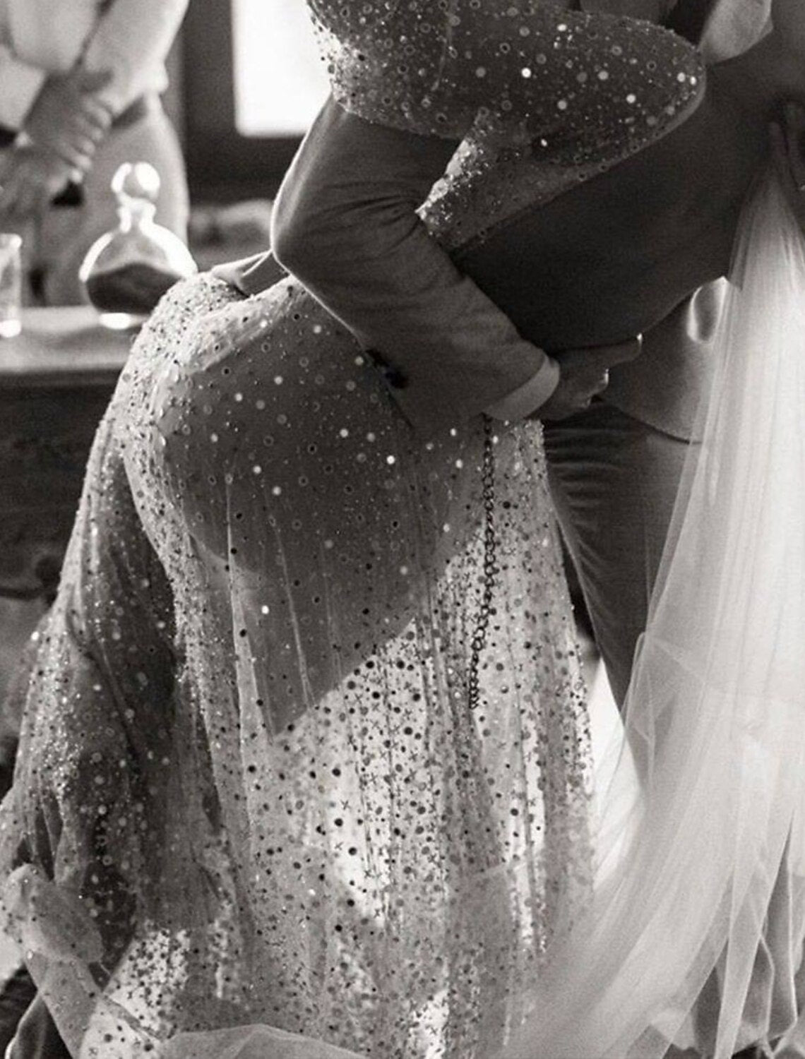 Vestidos de novia con espalda descubierta, brillo y destellos, corte A, escote en V, manga larga, largo hasta el suelo, con lentejuelas y faja/cinta.