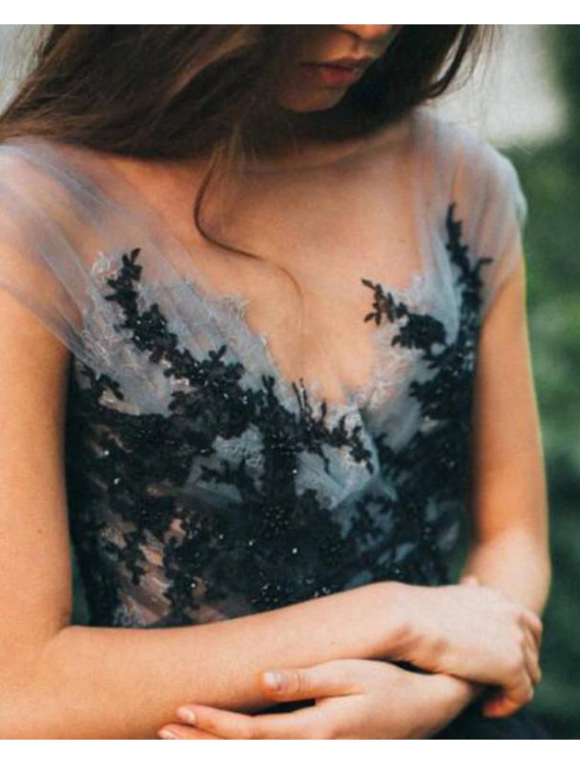 Vestido de novia negro estilo gótico de quinceañera, con bloques de color, cola larga, sin mangas, escote en V, tul, espalda en V y apliques plisados.