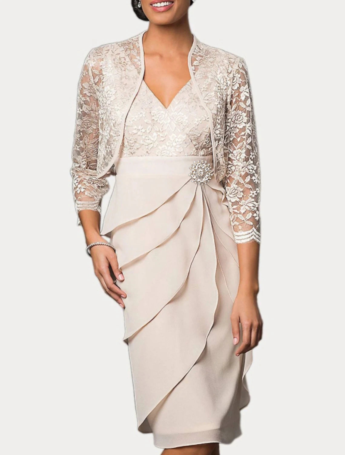 Abito da cerimonia per la madre della sposa, due pezzi, a tubino/colonna, elegante, con scollo a V, lunghezza al ginocchio, in chiffon e pizzo, maniche a 3/4, con ricami e balze a cascata.