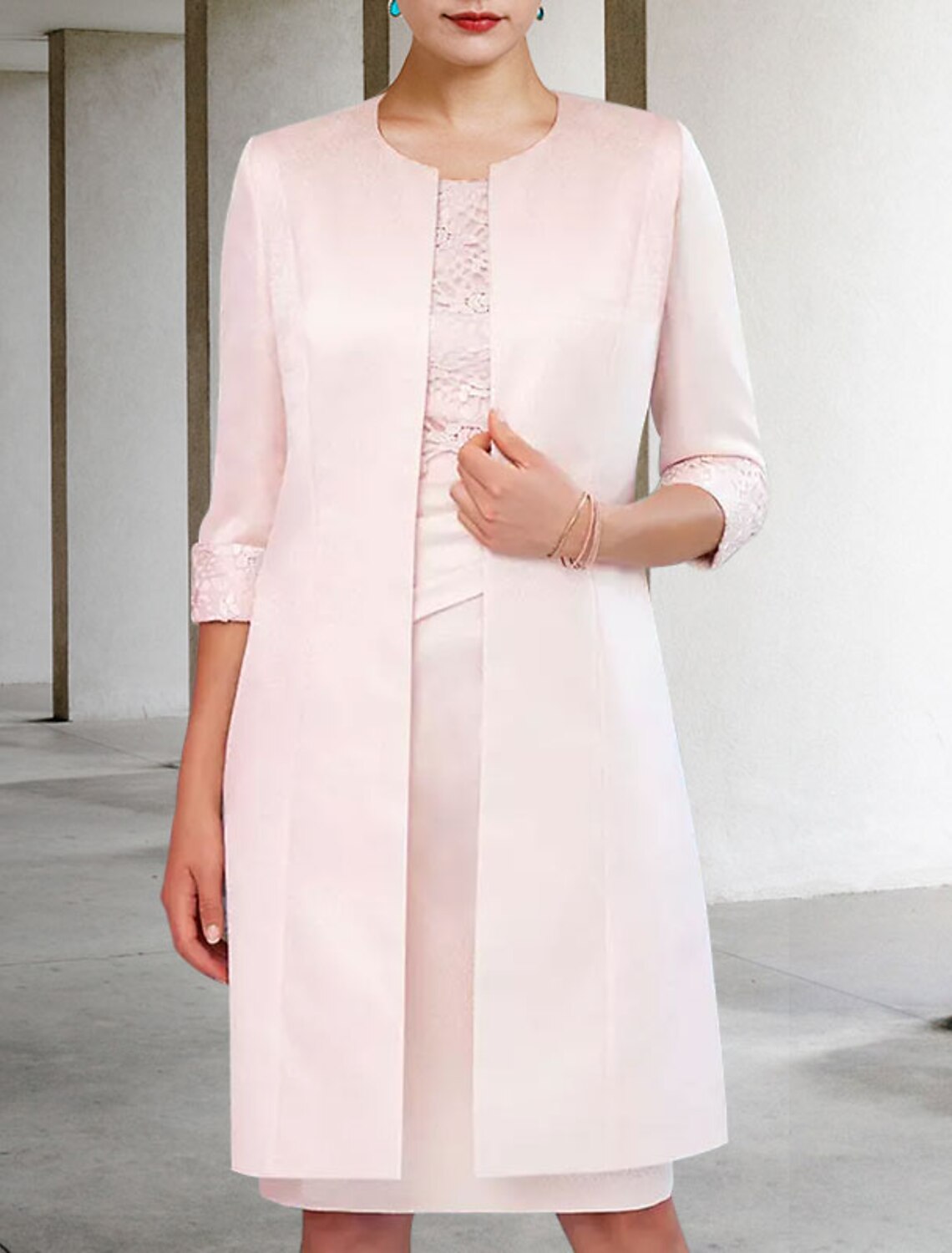 Vestido de Madre de la Novia de Dos Piezas, Estilo Tubo/Columna, Elegante, de Invierno, con Chaqueta, Media Manga, Escote Redondo, Largo hasta la Rodilla, Satén, Encaje, Drapeado Lateral