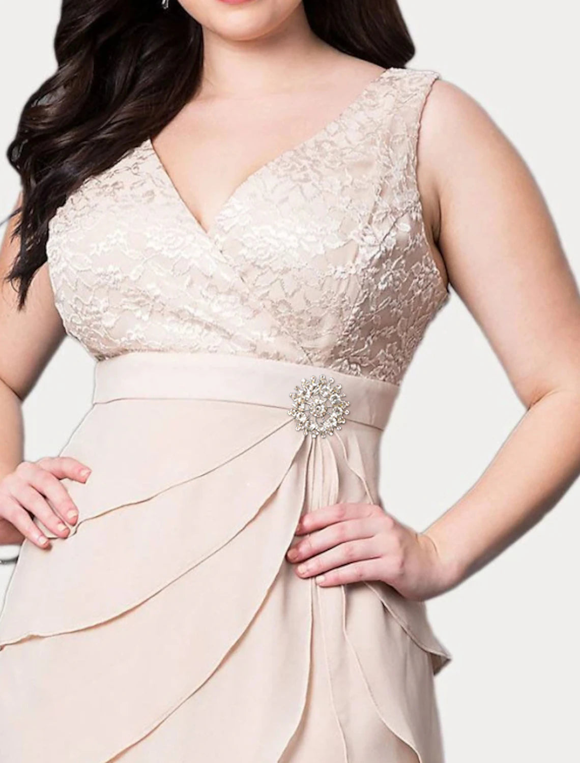 Abito da cerimonia per la madre della sposa, due pezzi, a tubino/colonna, elegante, con scollo a V, lunghezza al ginocchio, in chiffon e pizzo, maniche a 3/4, con ricami e balze a cascata.