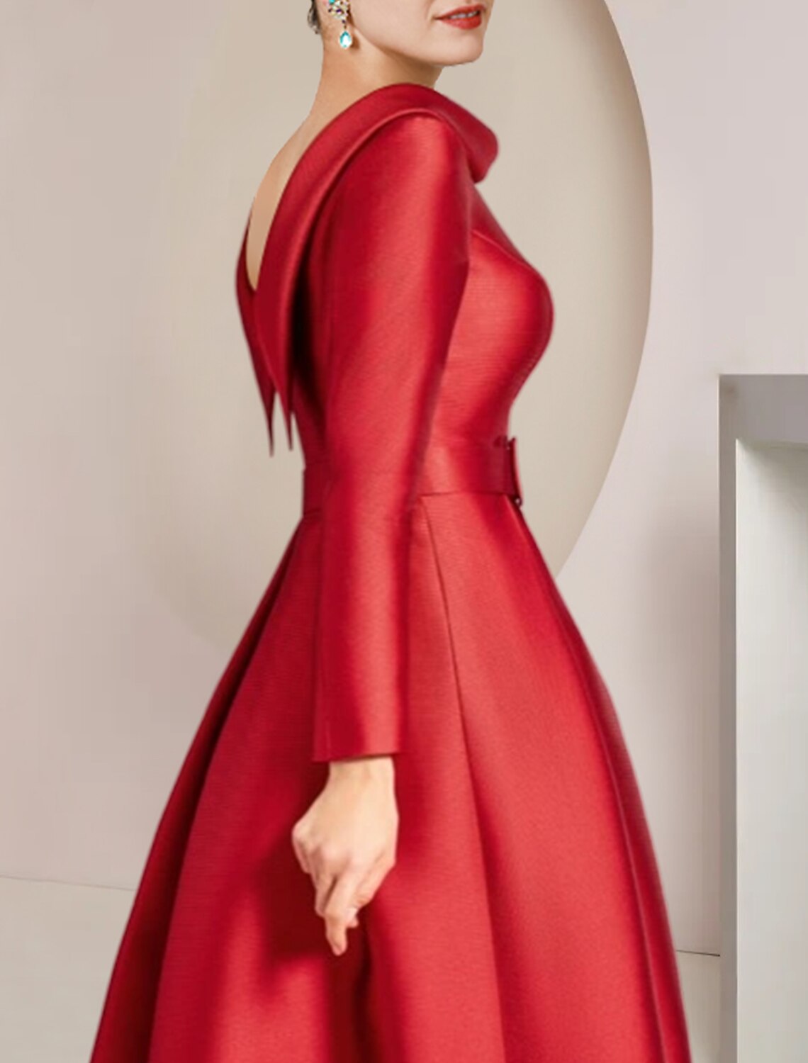 Abito da cerimonia per la madre della sposa, a trapezio, elegante, con scollo a barchetta asimmetrico, lunghezza al ginocchio, in raso, maniche lunghe, con spilla di cristallo