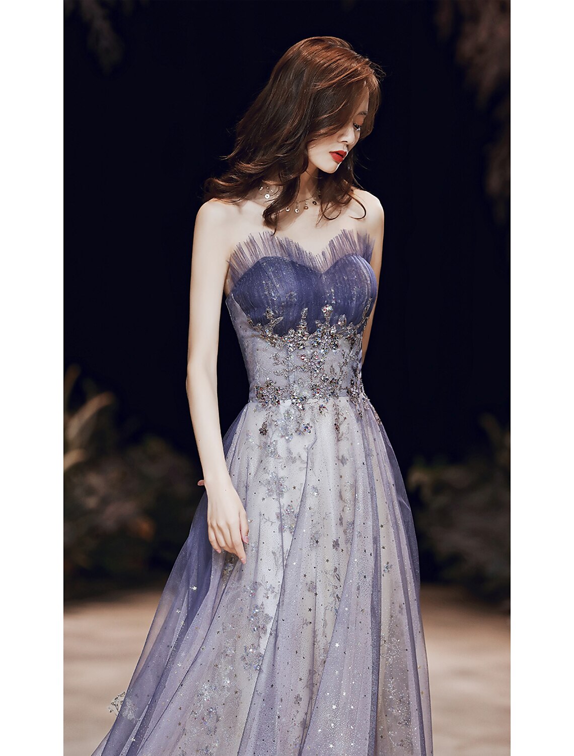 Vestido de noche formal elegante de fiesta para invitados de boda con brillo de línea A, sin tirantes, sin mangas, largo hasta el suelo, de satén con
