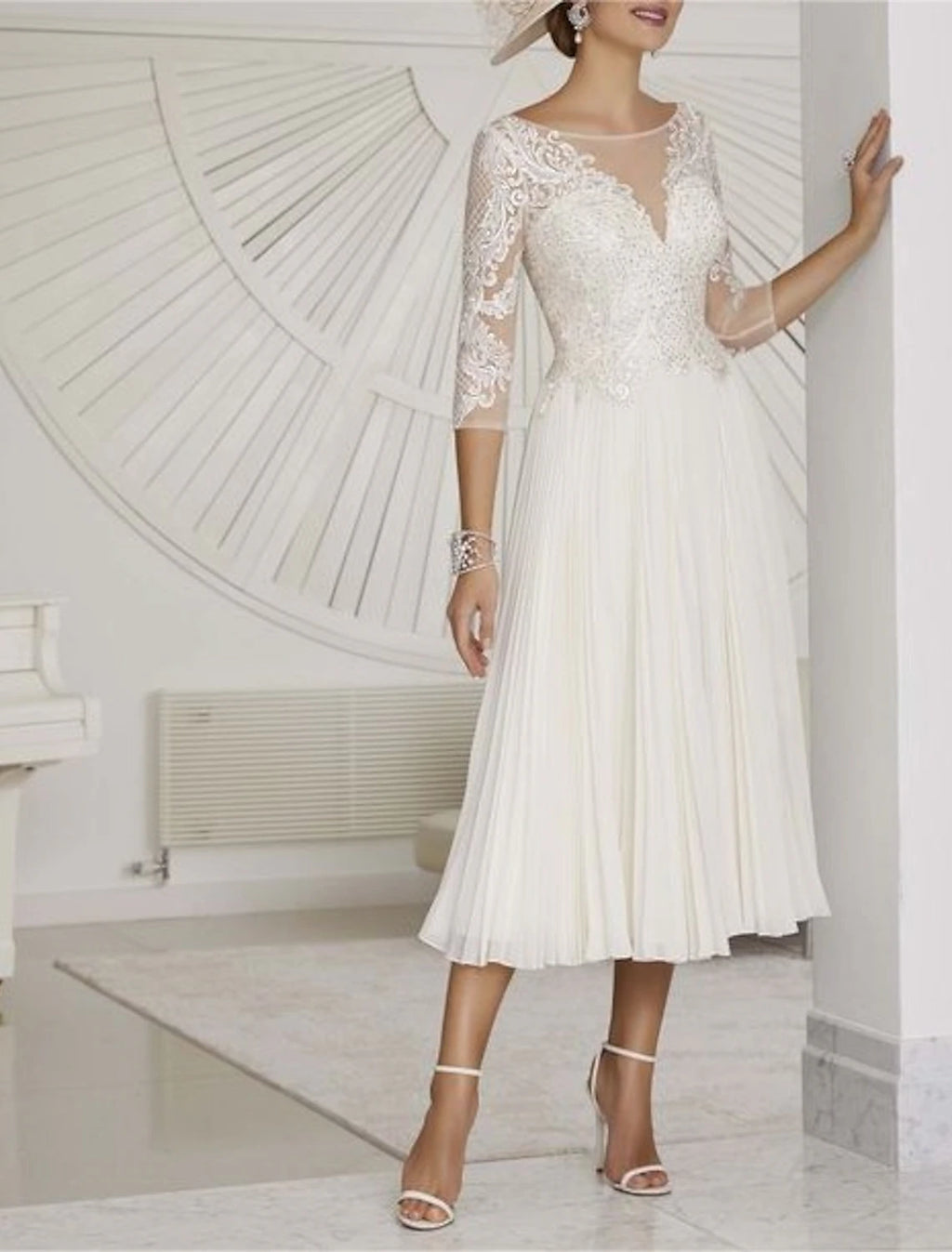 Vestidos blancos cortos, vestidos de novia formales, corte A, escote barco, manga 3/4, largo hasta la rodilla, vestidos de novia de gasa con pliegues y abalorios.