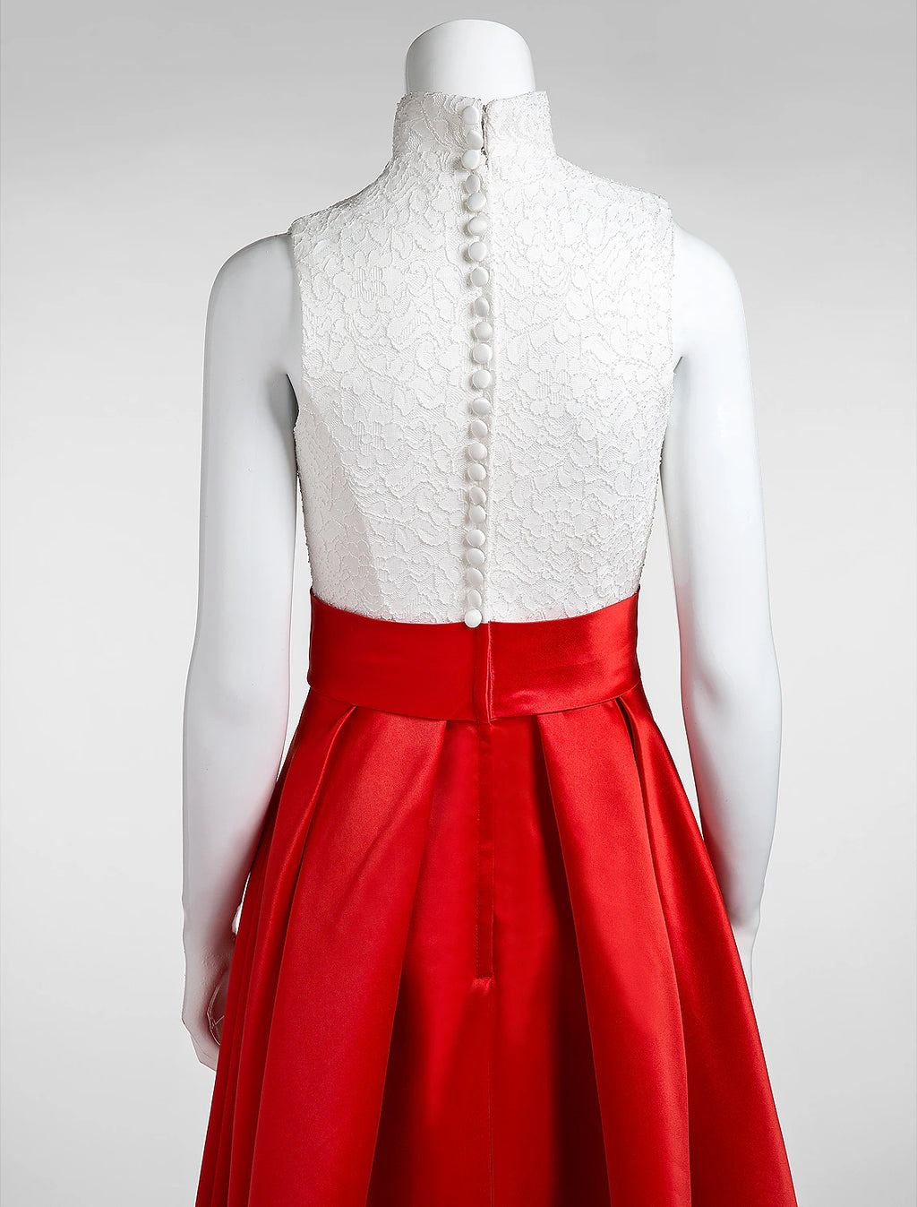 Vestido de gala formal de noche con cuello alto, sin mangas, largo hasta el suelo, de encaje y pliegues, elegante y lujoso, con bloques de color.