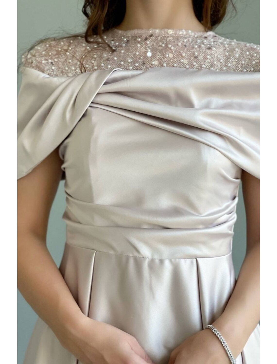 Abito da sera a trapezio, elegante, da invitata a nozze, da ballo, lungo fino al pavimento, senza maniche, con scollo gioiello, in raso con perle arricciate e paillettes