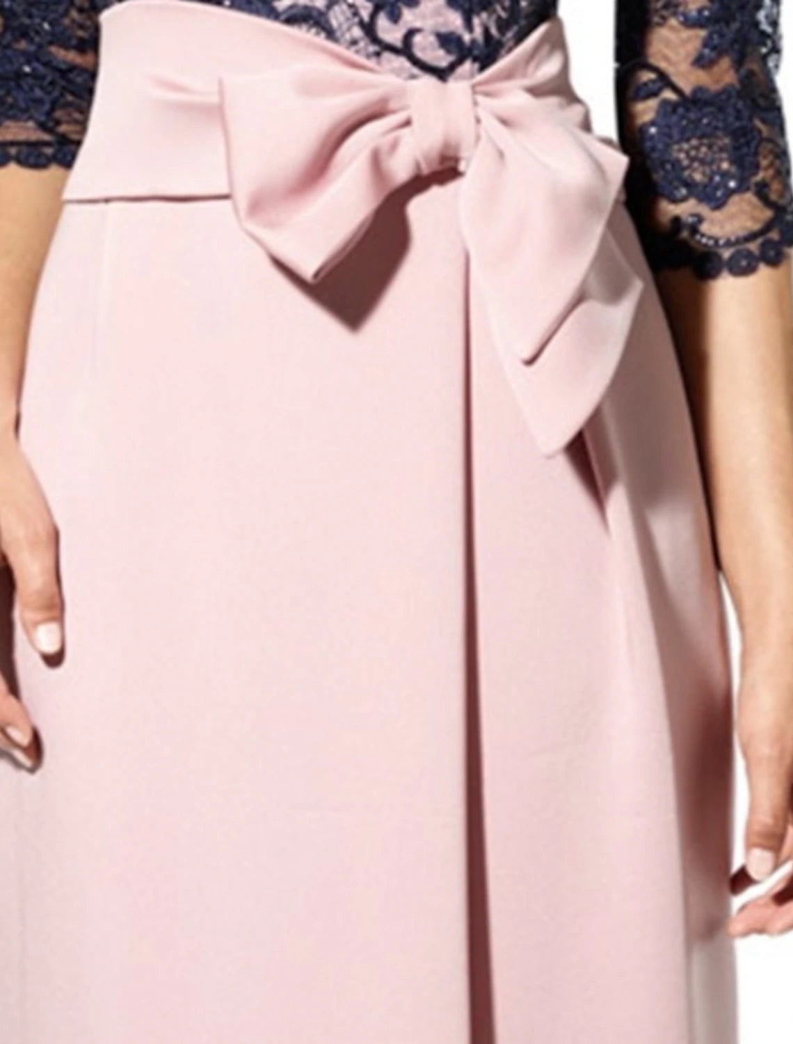 Abito da cerimonia per la madre della sposa, a tubino, elegante, con scollo a gioiello, lunghezza al pavimento, in raso e pizzo, manica a 3/4 con fiocco/i