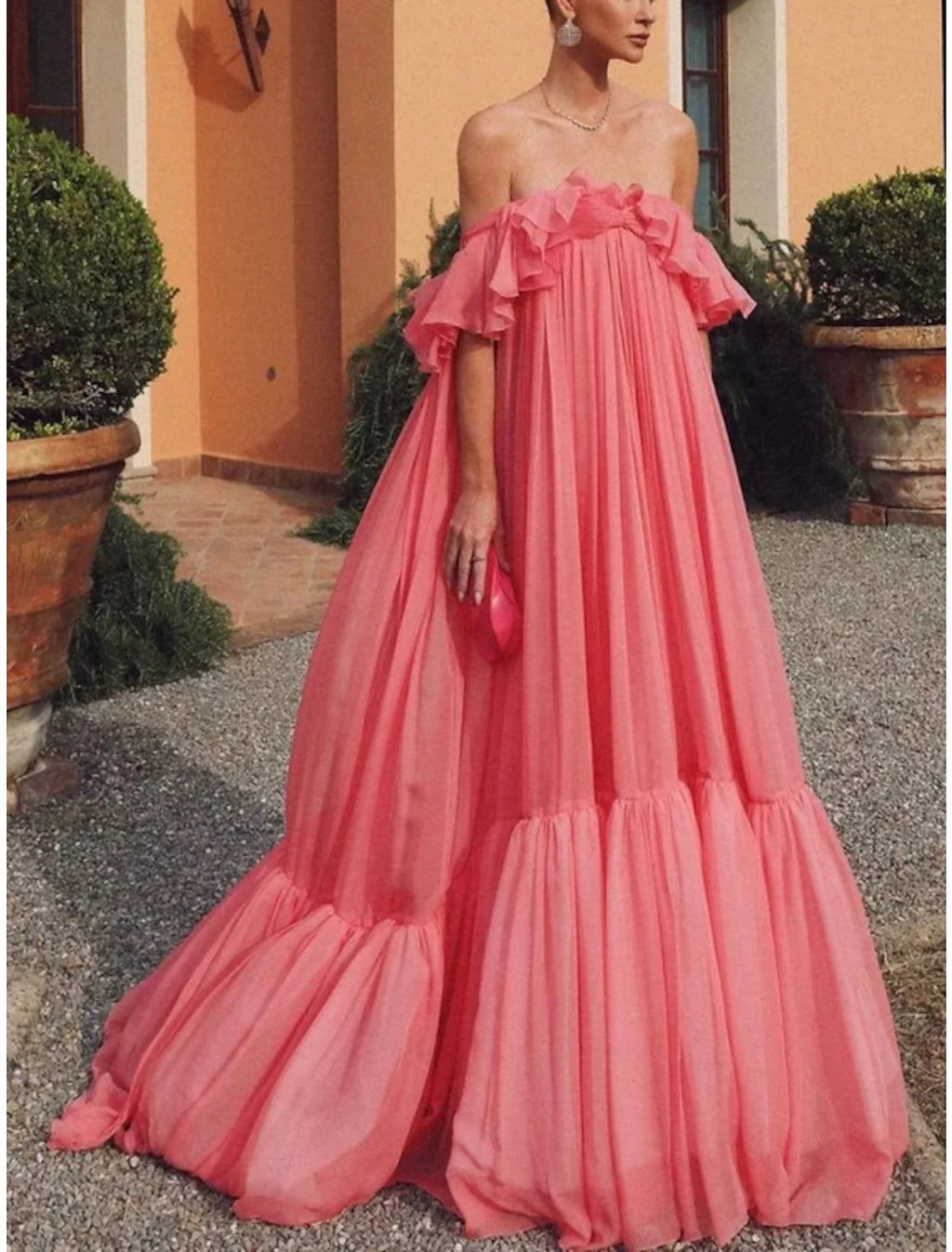 Abito da sera a tubino/colonna, elegante, formale, da invitato a nozze, con strascico a spazzola, manica corta, spalle scoperte, in tulle con pieghe e volant, 2025