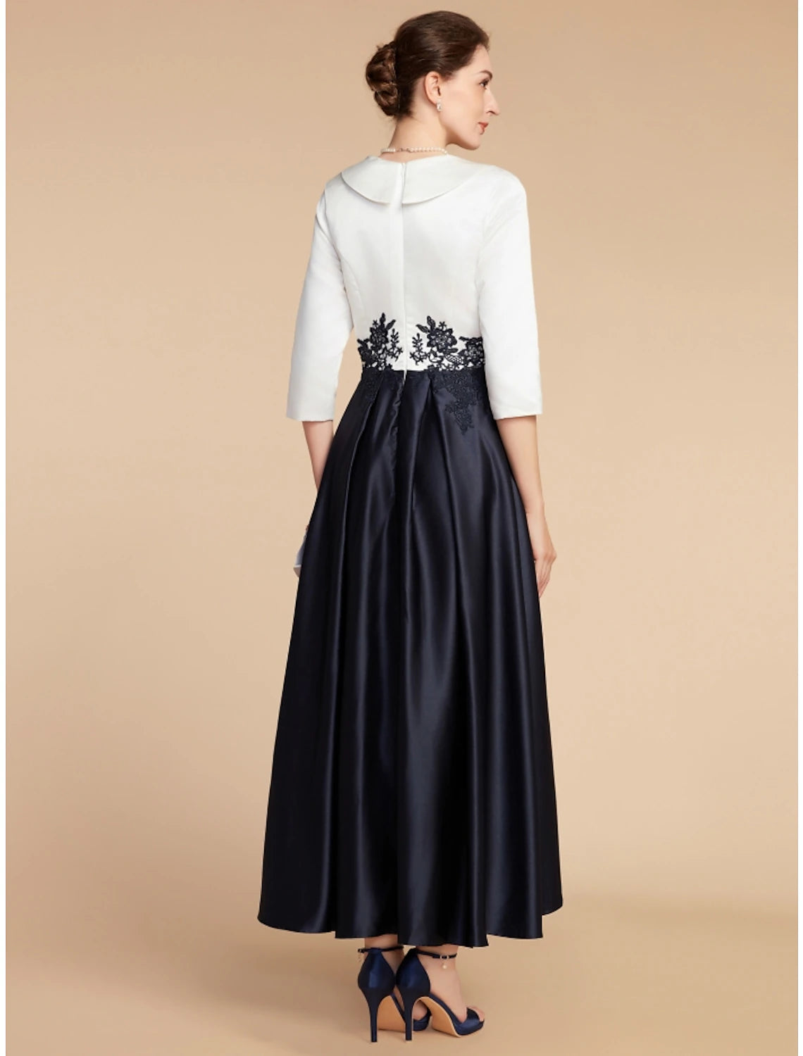 Abito da cerimonia per la madre della sposa, a trapezio, elegante, con scollo a V, asimmetrico, in raso e pizzo, a mezza manica con arricciature