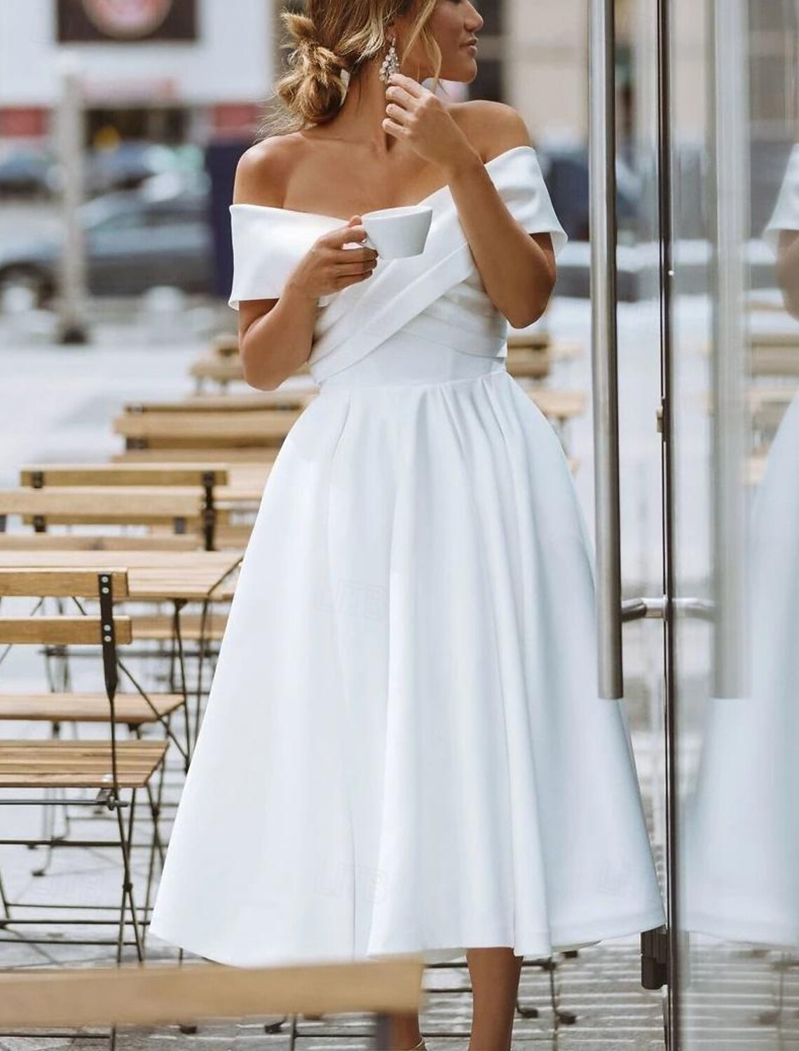 Vestidos de novia sencillos de satén, vestidos blancos cortos, corte A, hombros descubiertos, formales, manga corta, largo hasta la rodilla, en color liso.