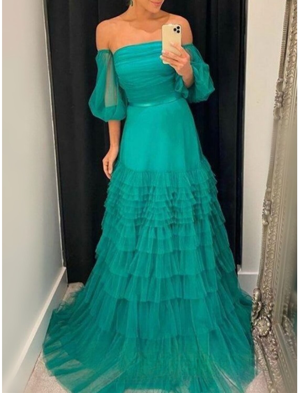 Abiti da ballo a trapezio, eleganti, formali, con strascico a spazzola, maniche corte, senza spalline, in tulle con pieghe e balze arricciate