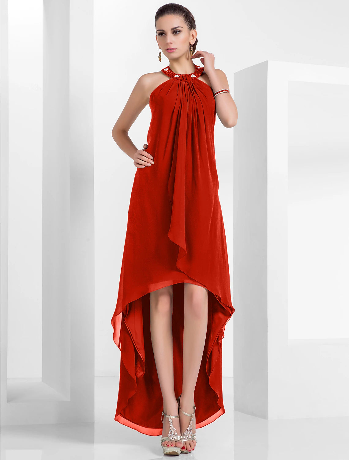 Vestido de cóctel de corte A, rojo y verde navideño, para invitadas de boda, cóctel, asimétrico, sin mangas, cuello halter, de gasa, sin espalda, con pliegues y abalorios.