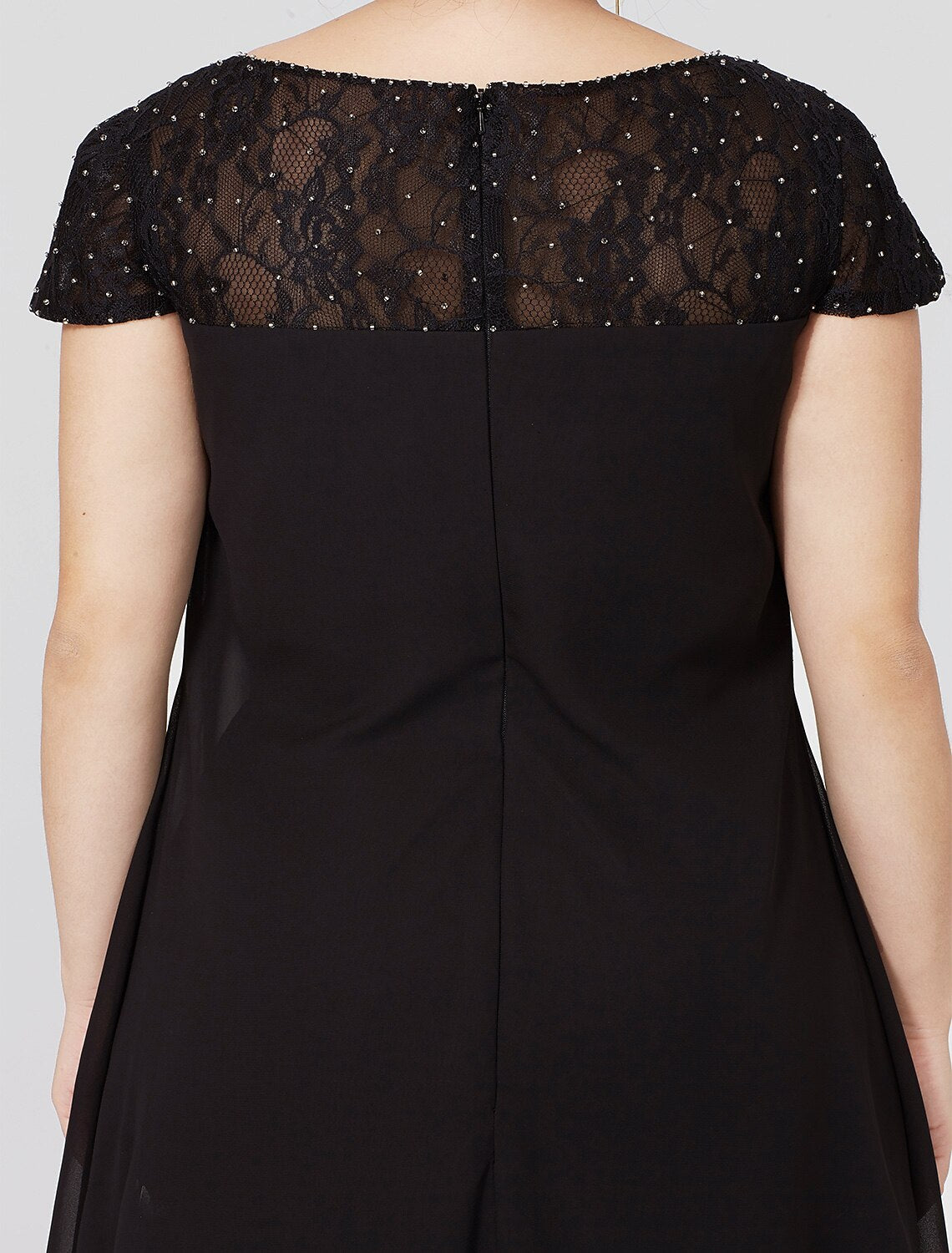 Vestido de madre de la novia con corte tubo/columna, formal, negro, talla grande, transparente, cuello joya, largo hasta la rodilla, gasa, encaje, manga corta, sin pliegues, con inserción de encaje y abalorios
