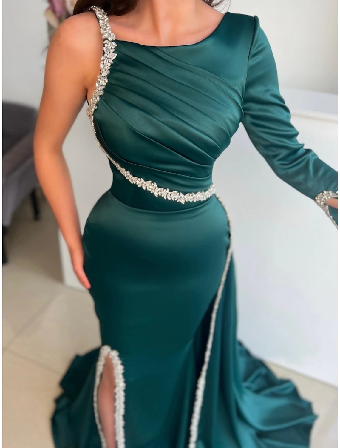 Vestido de noche elegante con corte en forma de columna, cola larga, rojo y verde, manga larga, escote redondo, satén, pliegues, fruncido y cristales, 2025