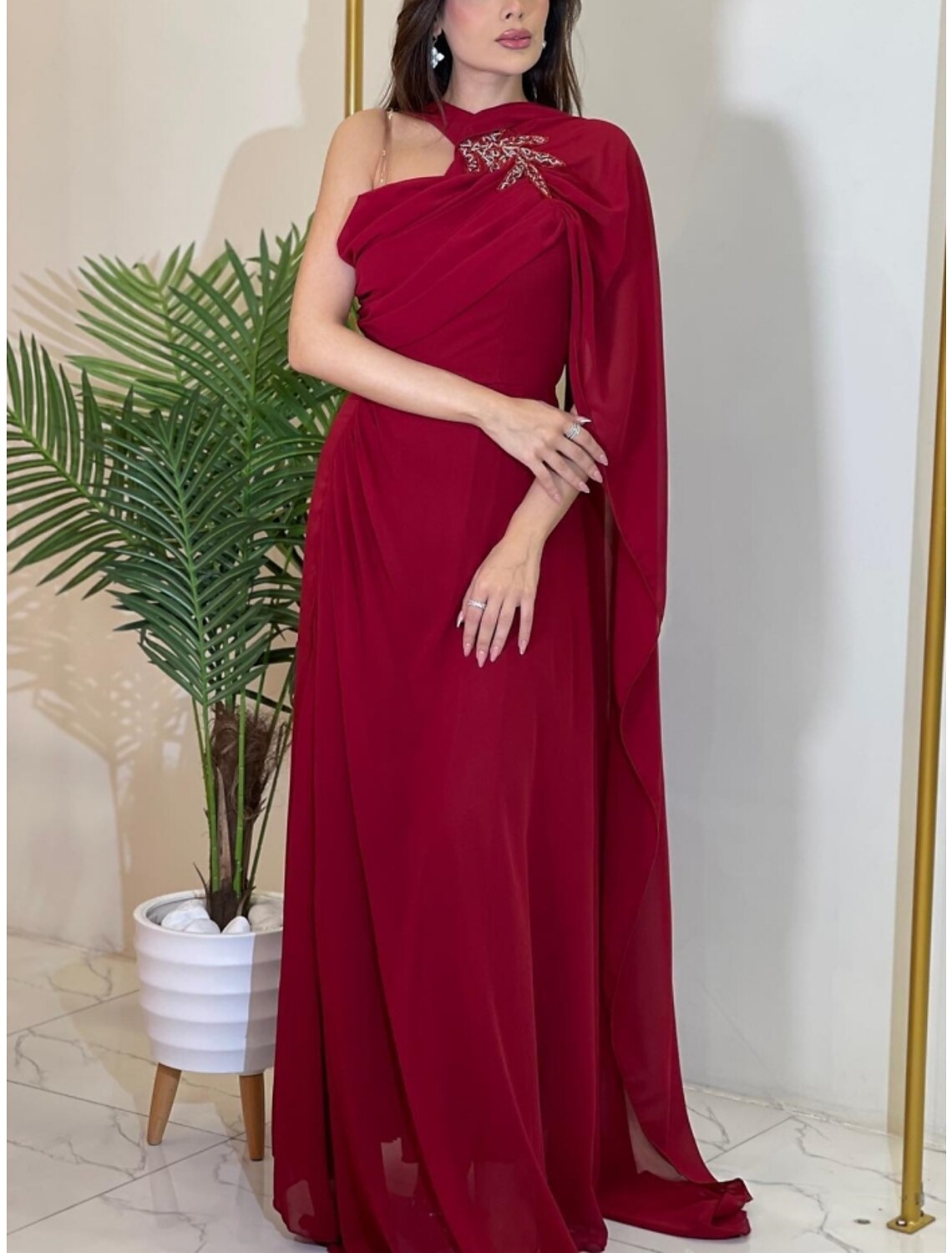 Abito da sera a trapezio, elegante, formale, con strascico a ruota, rosso e verde, senza maniche, in chiffon con pieghe, spalle arricciate e fiori