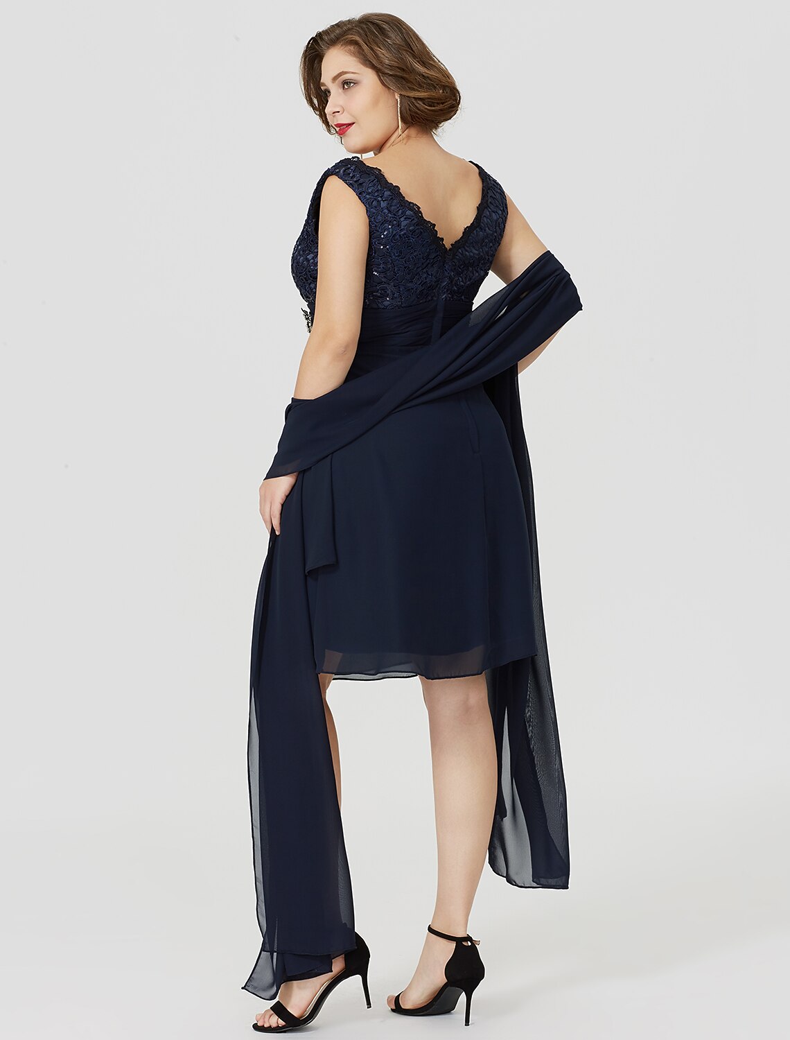 Abito da madre della sposa a trapezio, classico e intramontabile, taglie forti, con scollo a V, lunghezza al ginocchio, in chiffon e pizzo, senza maniche, con spilla di cristallo arricciata.