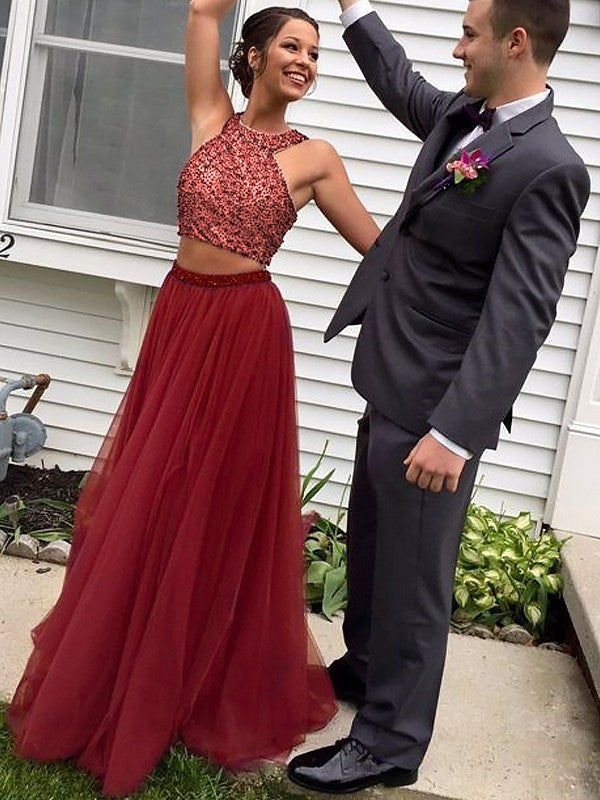 Vestido de dos piezas de corte A/princesa, sin mangas, con cuello halter, tul y cuentas, hasta el suelo