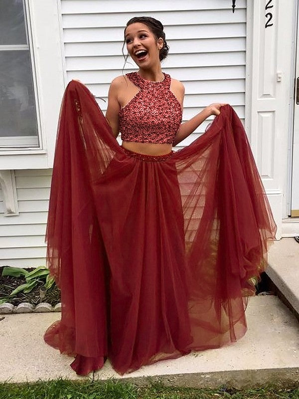 Vestido de dos piezas de corte A/princesa, sin mangas, con cuello halter, tul y cuentas, hasta el suelo