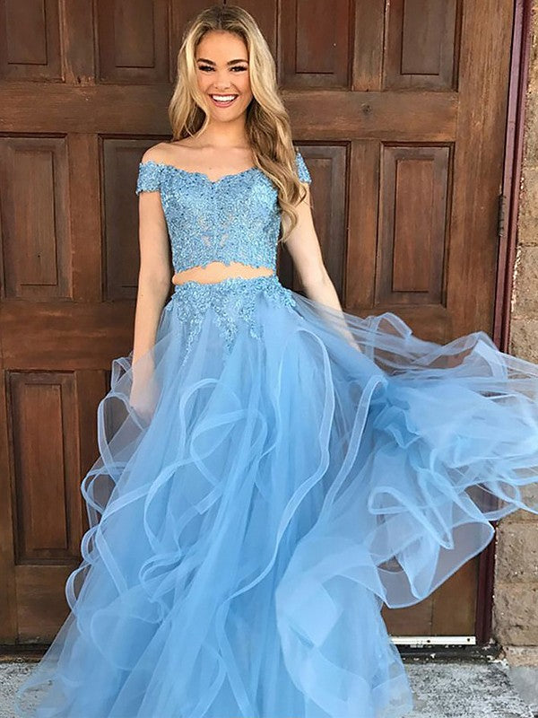 Vestido de dos piezas corte A/princesa, sin mangas, hombros descubiertos, con apliques de tul y largo hasta el suelo