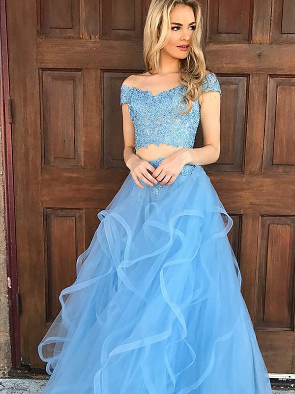 Vestido de dos piezas corte A/princesa, sin mangas, hombros descubiertos, con apliques de tul y largo hasta el suelo