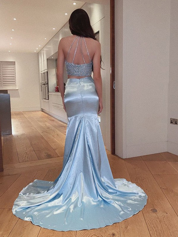 Abiti in due pezzi con scollo a V, senza maniche, in raso intrecciato con perline e strascico a spazzola