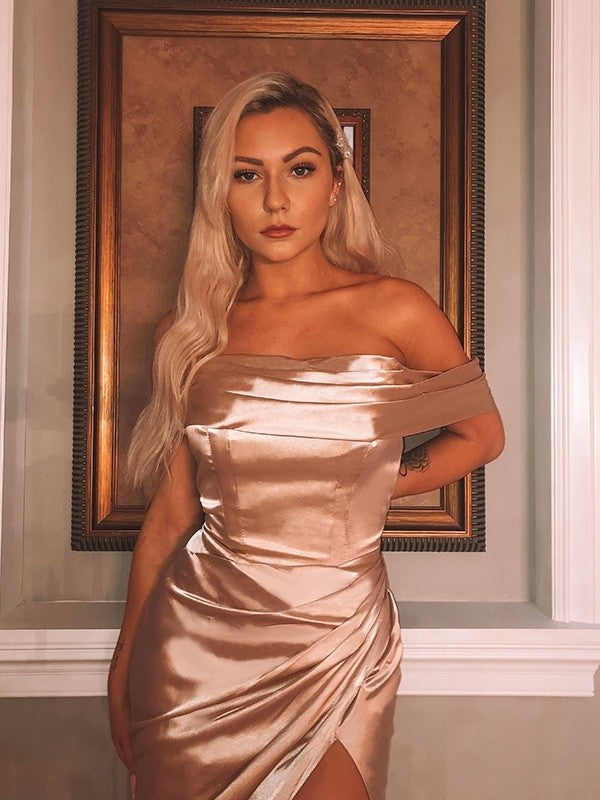 Vestidos de manga corta con escote tubo/columna, hombros descubiertos, fruncidos, satén tipo seda, cola larga