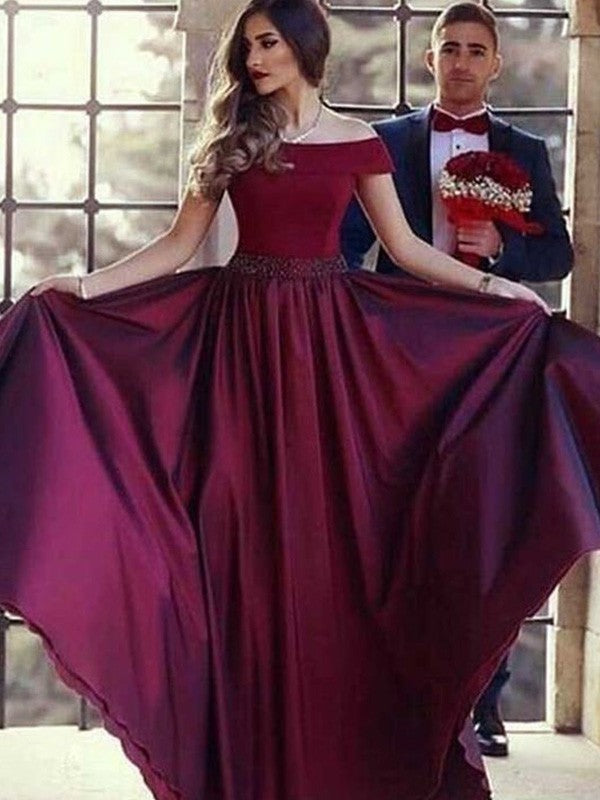 Vestidos de satén fruncidos, corte princesa, hombros descubiertos, mangas cortas y cola larga