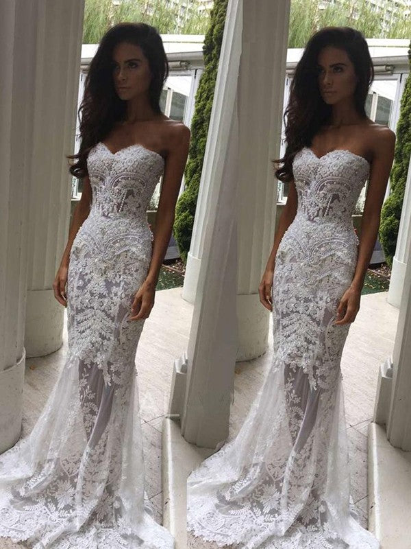 Vestidos de novia de encaje sin mangas con apliques y cola de corte corazón y corte trompeta/sirena